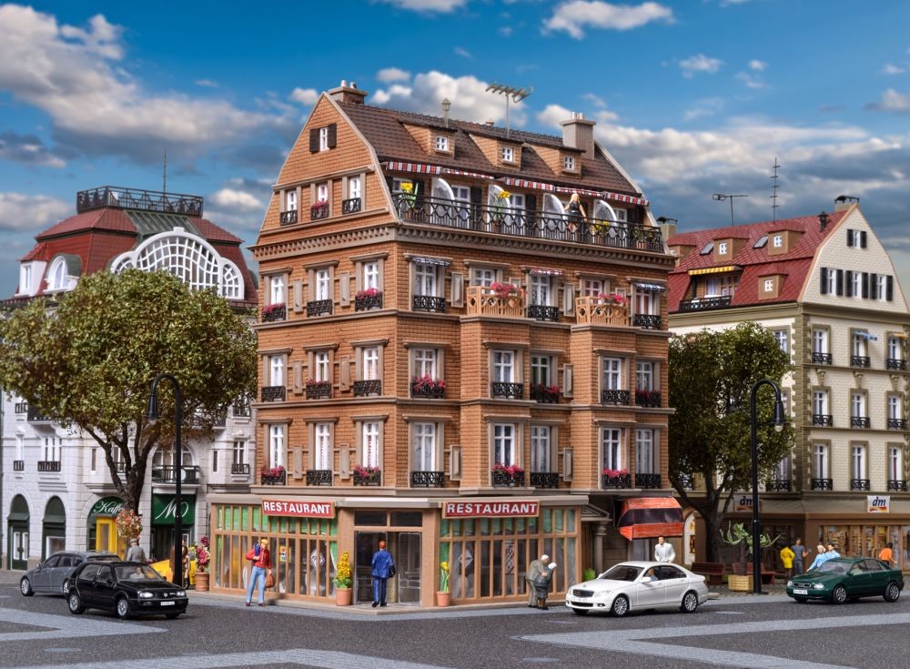 Vollmer 43781 H0 Restaurant mit Inneneinrichtung undLED-Beleuchtung, Funkt
