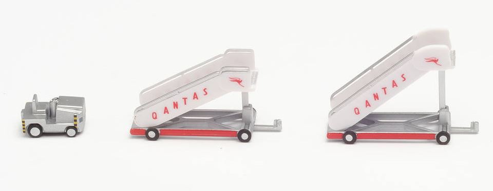 Herpa 571005 Qantas historic passenger stairs(2) w. tractor(1) 1:200 Neu