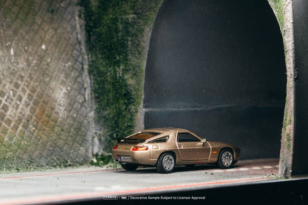 Tarmac Works T64G-085-PM 1:64 PORSCHE 928 S PLATINUM METALLIC 1992
