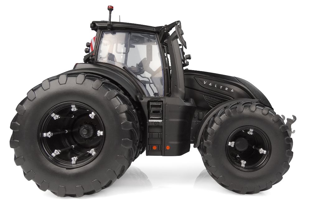 Universal Hobbies UH6819 Valtra S416 UNLIMITED double wheels matt black 1:32