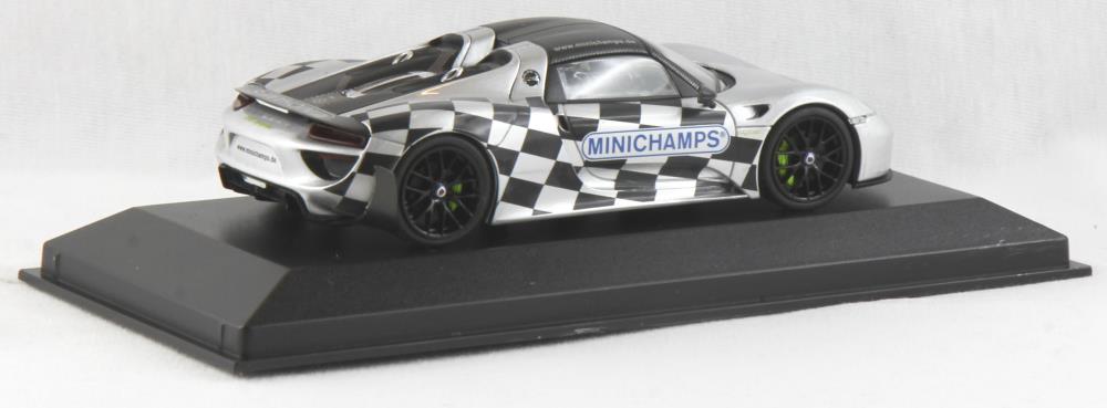 Minichamps 413062136 Porsche 918 Spyder 'Weissbach-Package' 2015 - 1:43