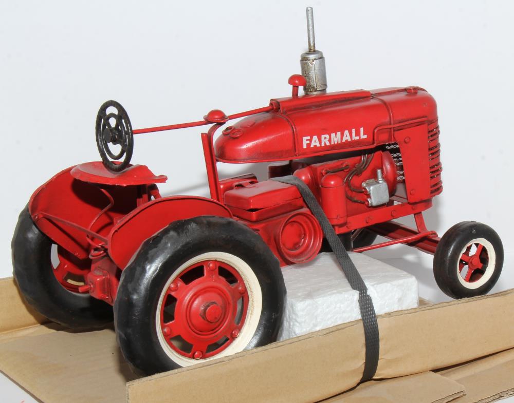 TinPlates/Minichamps Q593-1 Farmall 1954 rot/beige  1:18