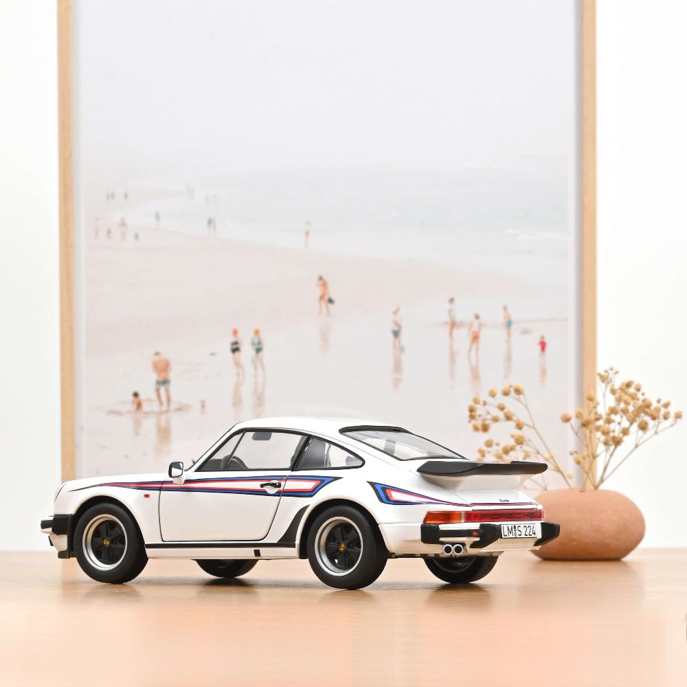 Norev 187668 Porsche 911 Turbo 3.3 1980 Weiß 1:18 Standmodell