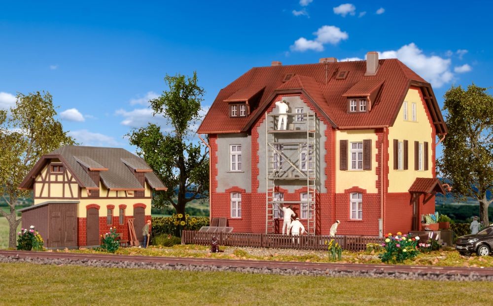 Kibri 39315 H0 Eisenbahner-Wohnhaus mit Baugerüst undNebengebäude