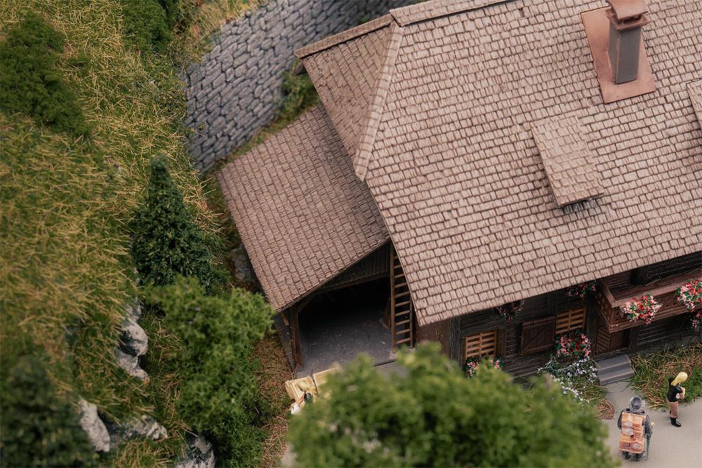Faller 130012 Jubiläumsmodell Uhrenmacherhaus mit Figur Spur H0