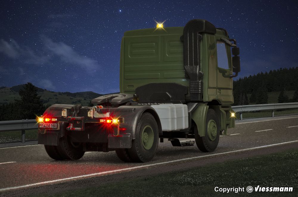 Viessmann 8160 MB ACTROS 2-achs Sattelschlepper Militär Basis Spur H0