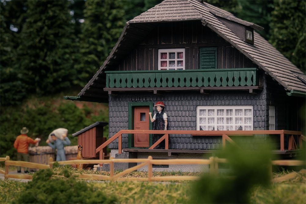 Faller 130010 Jubiläumsmodell Schwarzwaldhaus mit Figur Spur H0