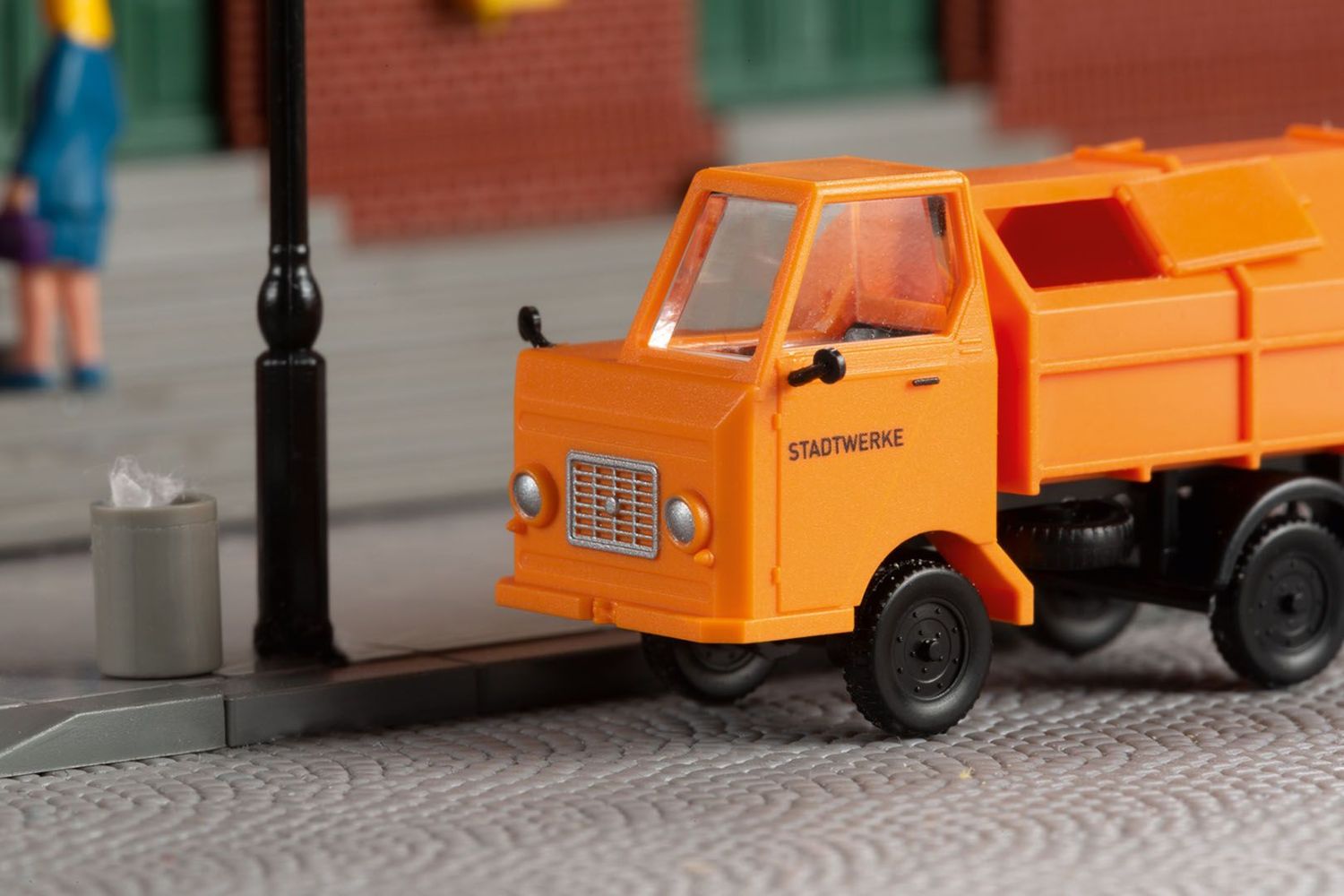 Auhagen 43677 Multicar M22 mit Abfallsammelbehälter 1:120 Spur TT