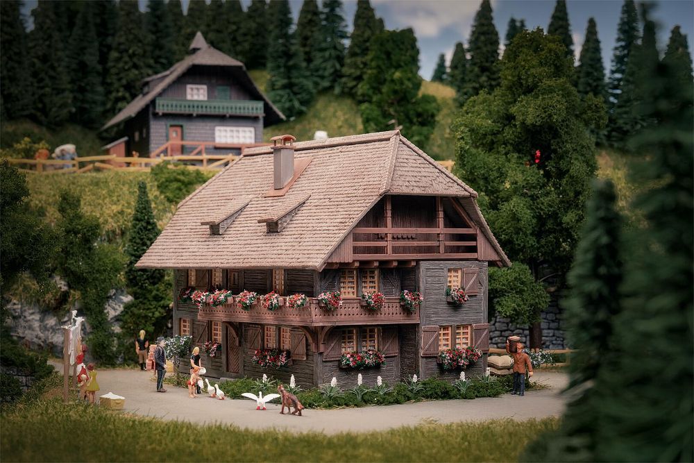 Faller 130012 Jubiläumsmodell Uhrenmacherhaus mit Figur Spur H0