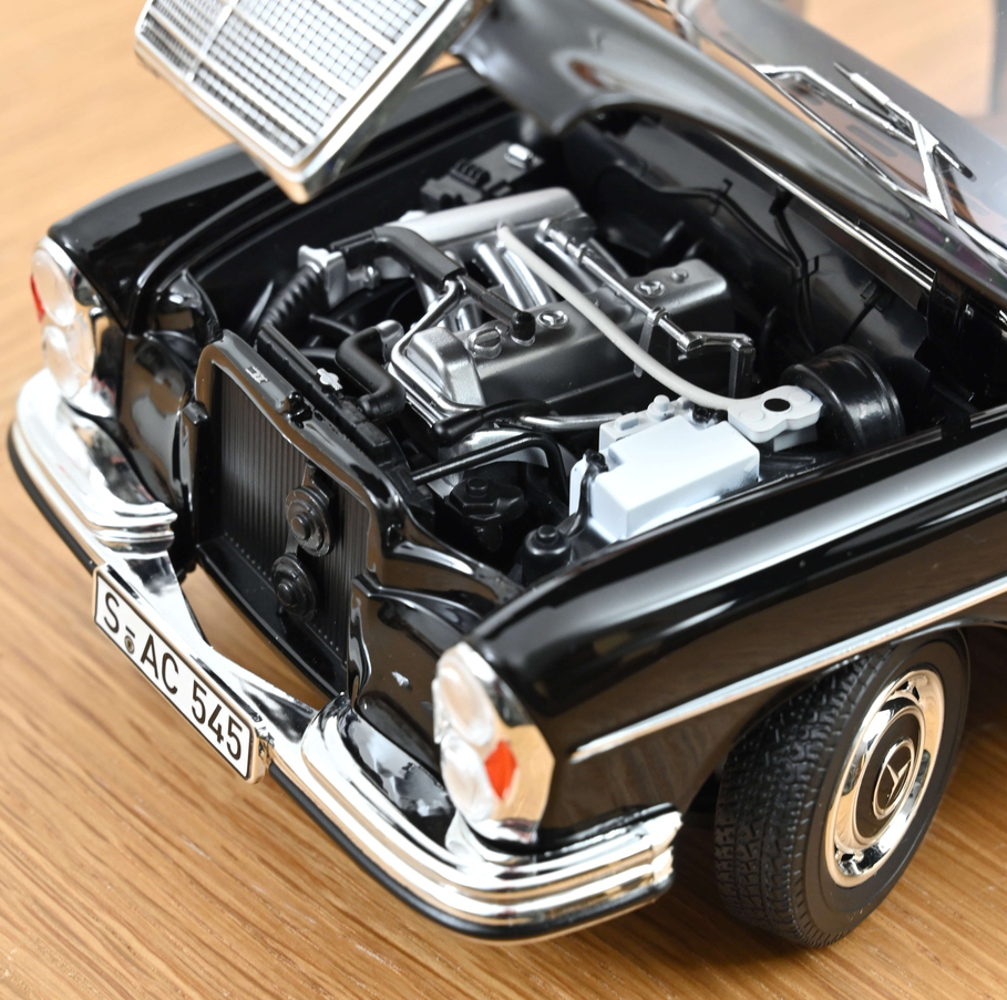 Norev 183360 Mercedes-Benz 280 SE 1968 Schwarz 1:18 Standmodell