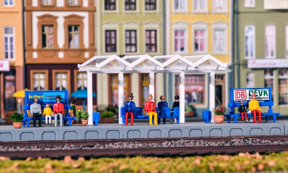 Kibri 38114 H0 Deko-Set Sitzende Figuren