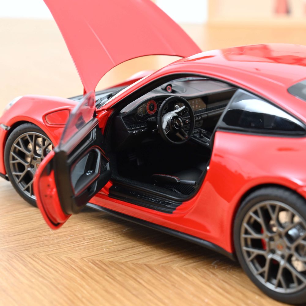 Norev 187171 Porsche 911 Carrera 2025 Indischrot 1:18 Standmodell