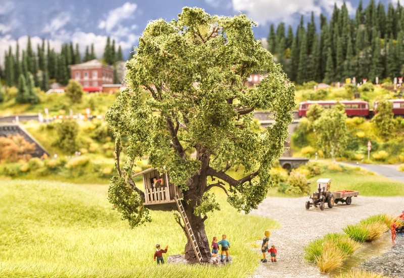 Noch 21765 Baum mit Baumhaus