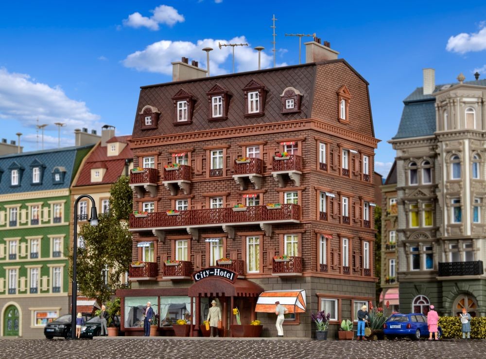 Vollmer 43782 H0 City-Hotel mit LED-Beleuchtung,Funktionsbausatz