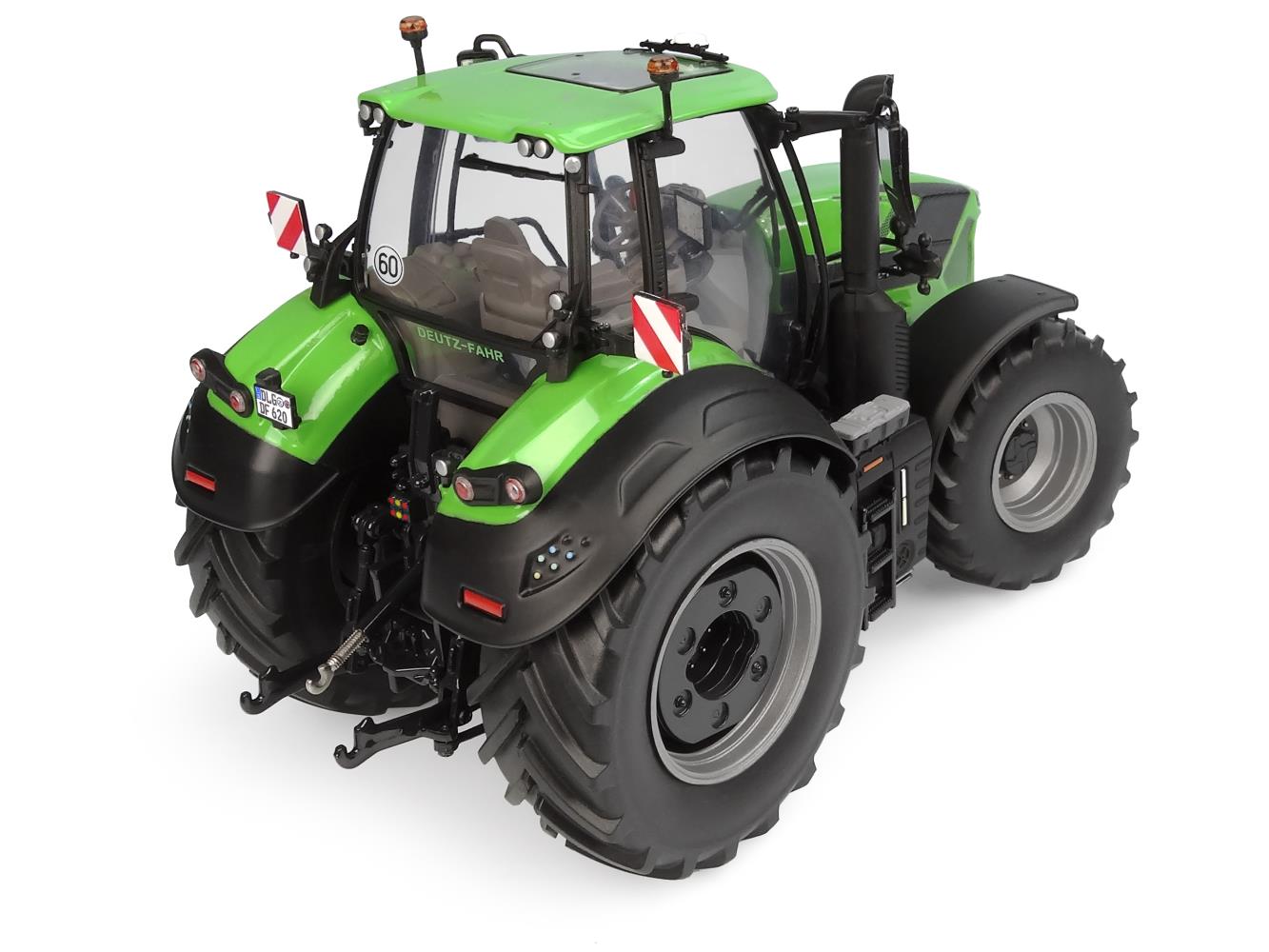Universal Hobbies UH6606 Deutz-Fahr 8280 TTV standard green 1:32 Spur 1 NEU