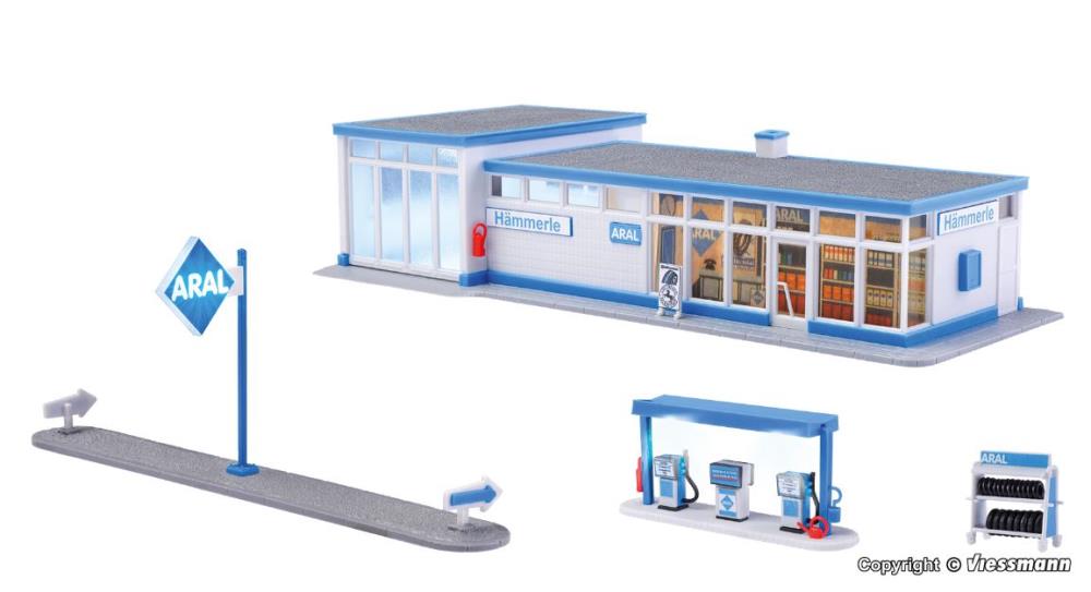 Kibri 38544 H0 Historische ARAL Tankstelle inkl. LED-Beleuchtung, Funkti