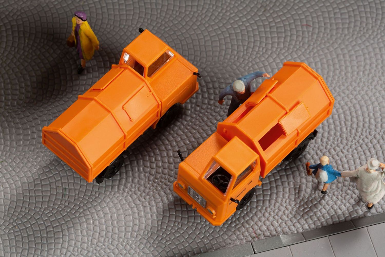 Auhagen 43677 Multicar M22 mit Abfallsammelbehälter 1:120 Spur TT