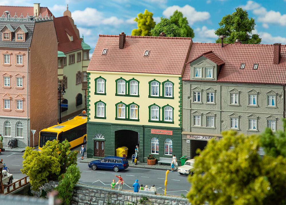 Faller 130628 Stadthaus mit Modellbaugeschäft - 1:87 Spur H0 - Bausatz