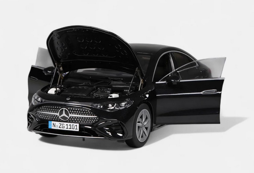 NZG 110100051 Mercedes-Benz CLA Coupé HEV kosmosschwarz 1:18