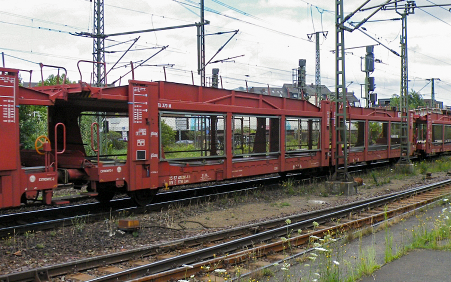 Arnold HN9770 STVA, 3-achs. Autotransportwagen Laes TA 370 M, rot mit „STV