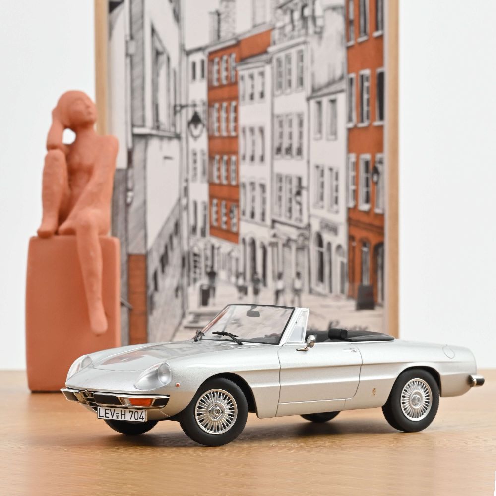 Norev 187884 Alfa Romeo 2000 Spider 1973 Silbergrau metallic 1:18