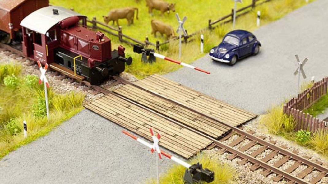 Noch 14624 Bahnübergang Holzbohlen