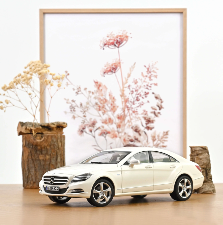 Norev 183943 Mercedes-Benz CLS Coupe 2011 Brillantweiß metallic 1:18