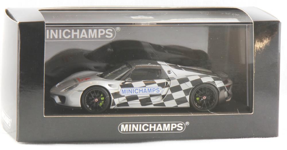 Minichamps 413062136 Porsche 918 Spyder 'Weissbach-Package' 2015 - 1:43
