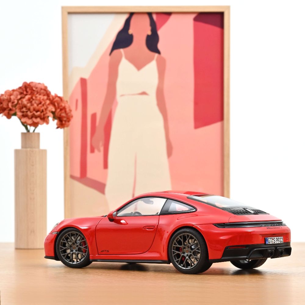 Norev 187171 Porsche 911 Carrera 2025 Indischrot 1:18 Standmodell