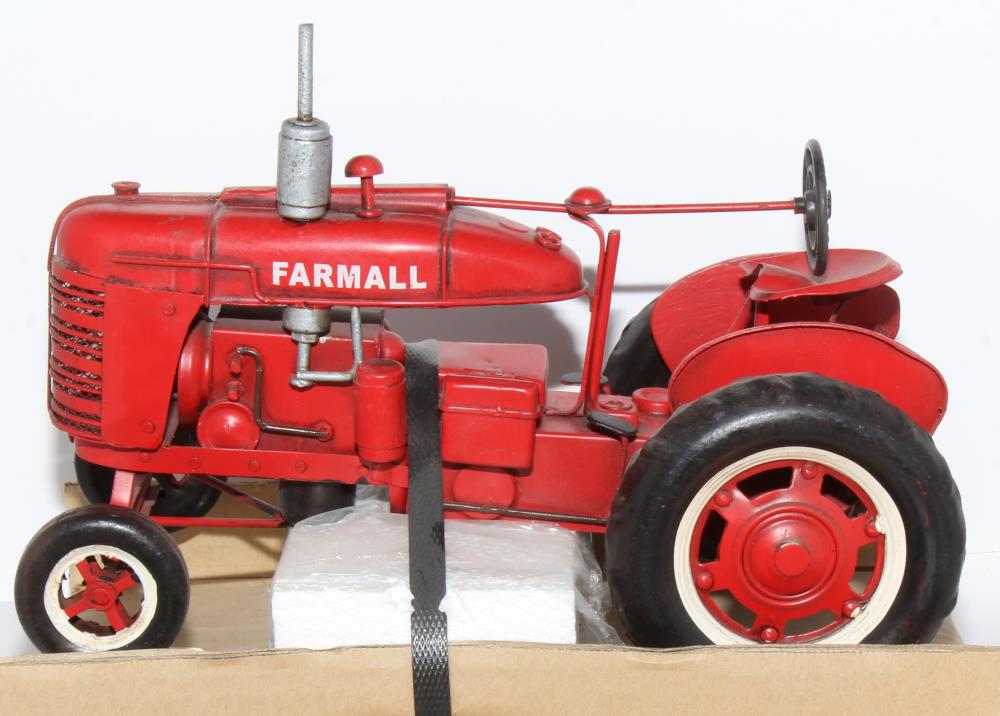 TinPlates/Minichamps Q593-1 Farmall 1954 rot/beige  1:18