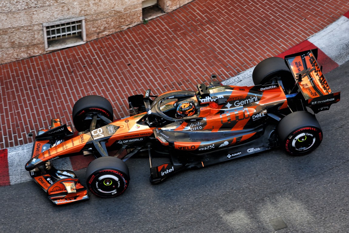 Minichamps 537262381 OSCAR PIASTRI 1000TH GP OF MCLAREN 1:18