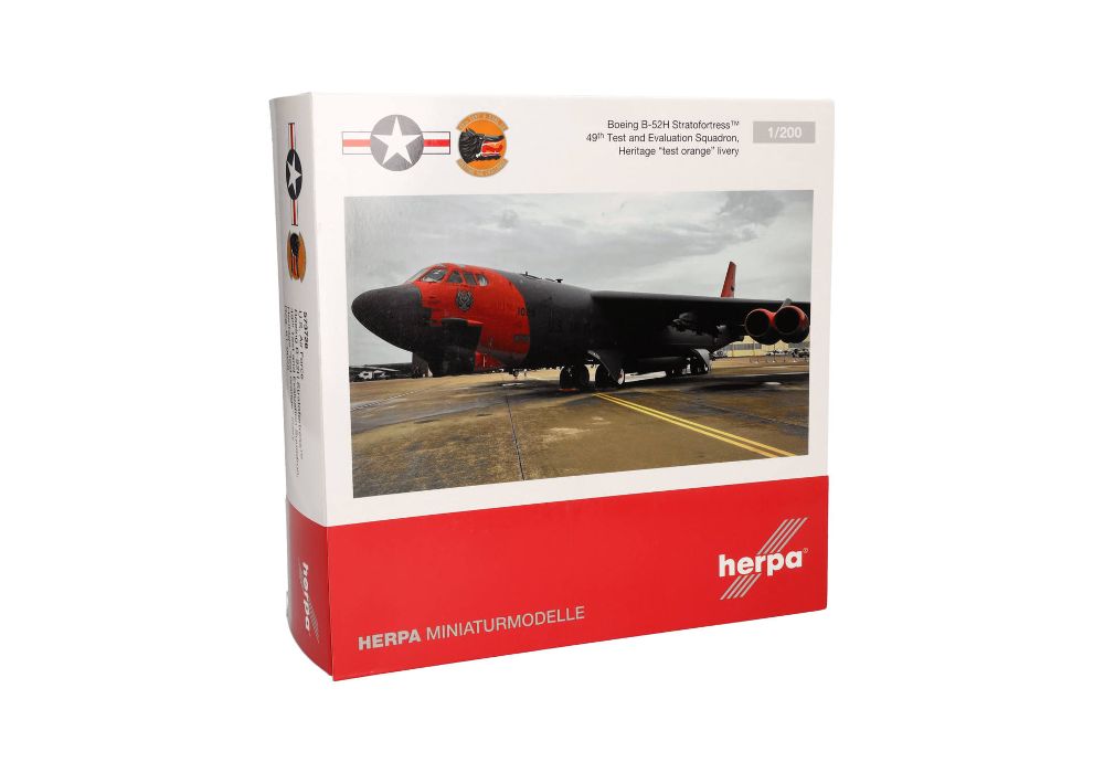 Herpa 573726 U.S. Air Force Boeing B-52H Stratofortress 1:200 NEU