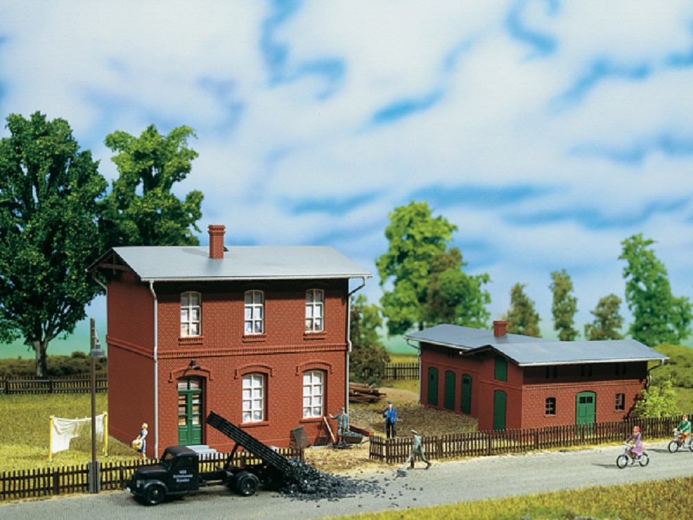 Auhagen 11389 Lokleitung mit Schuppen