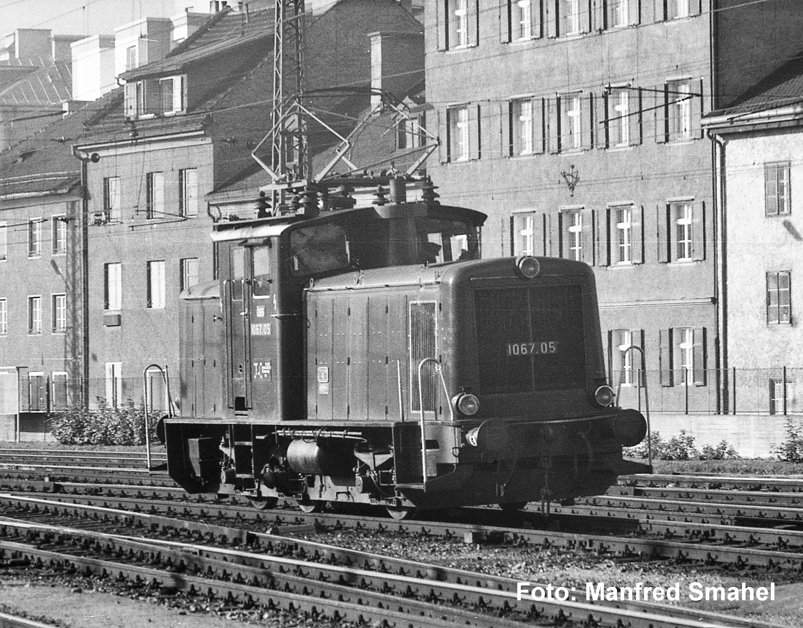 Piko 21049 E-Lok/Sound Rh 1067 grün ÖBB III + PluX22 Dec.