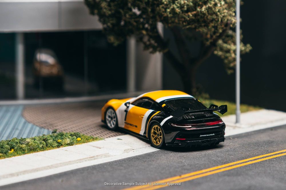 Tarmac Works T64MC-024-YB 1:64 PORSCHE 911 (992) BLACK & YELLOW GT3 2022