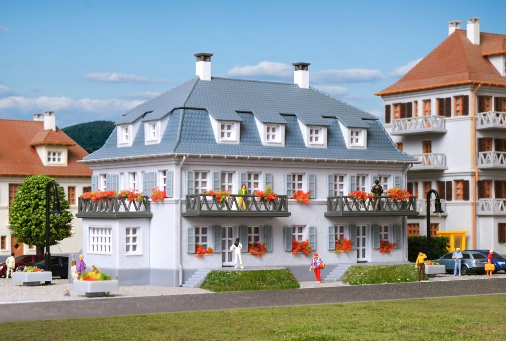 Kibri 37169 N Stadthaus mit Balkon und Terrasse