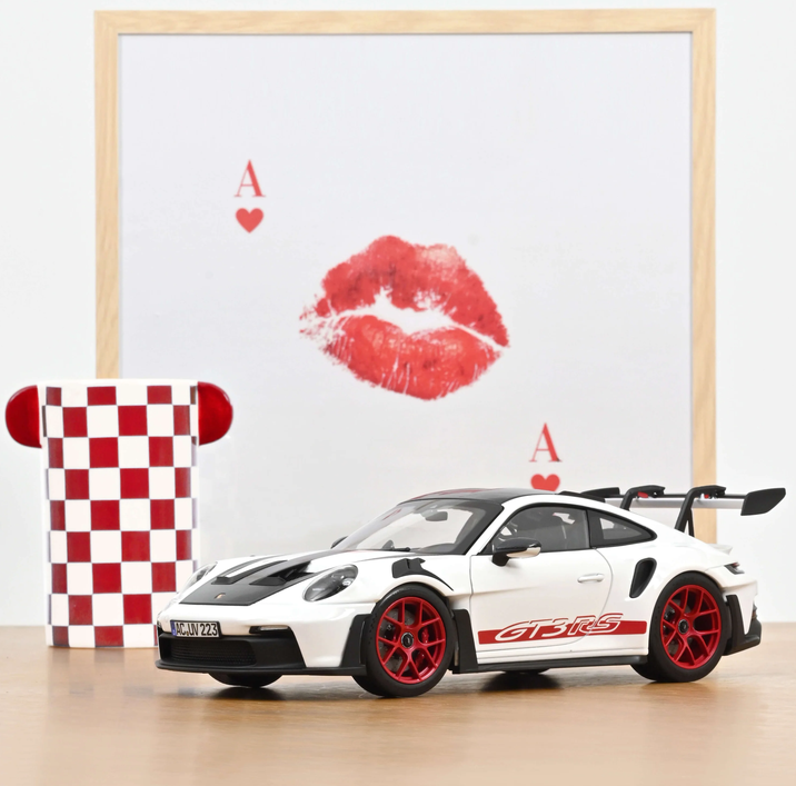 Norev 187373 Porsche 911 GT3 RS mit Weissach-Paket 2022 1:18 NEU