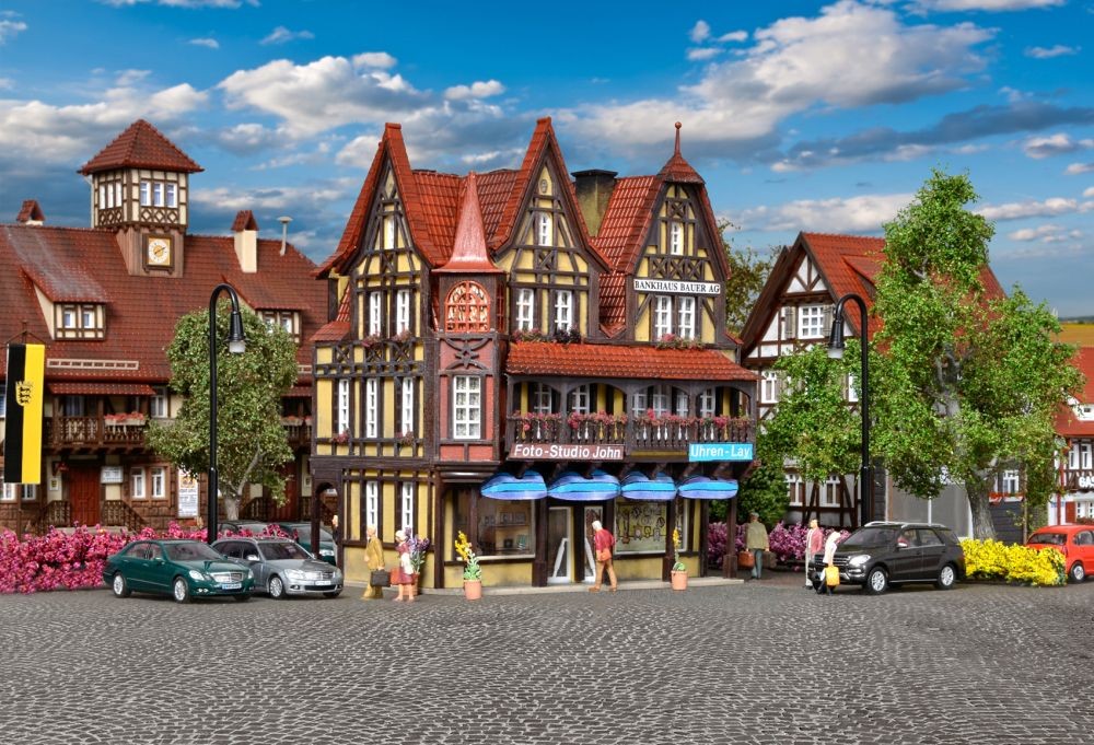 Vollmer 43841 H0 Geschäftshaus mit Inneneinrichtung undLED-Beleuchtung, Fu