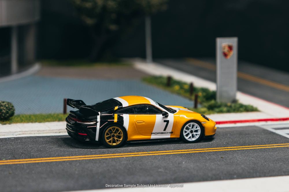 Tarmac Works T64MC-024-YB 1:64 PORSCHE 911 (992) BLACK & YELLOW GT3 2022