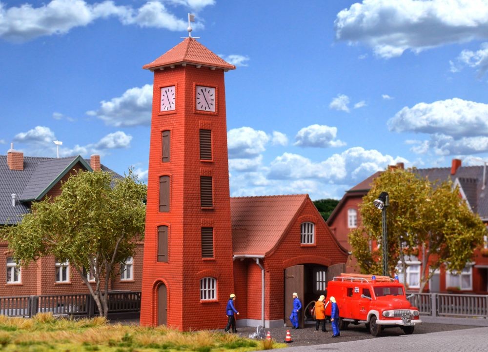 Kibri 39210 H0 Feuerwehrhaus Bahlburg-Lüneburg mit FahrzeugFord FK 2500
