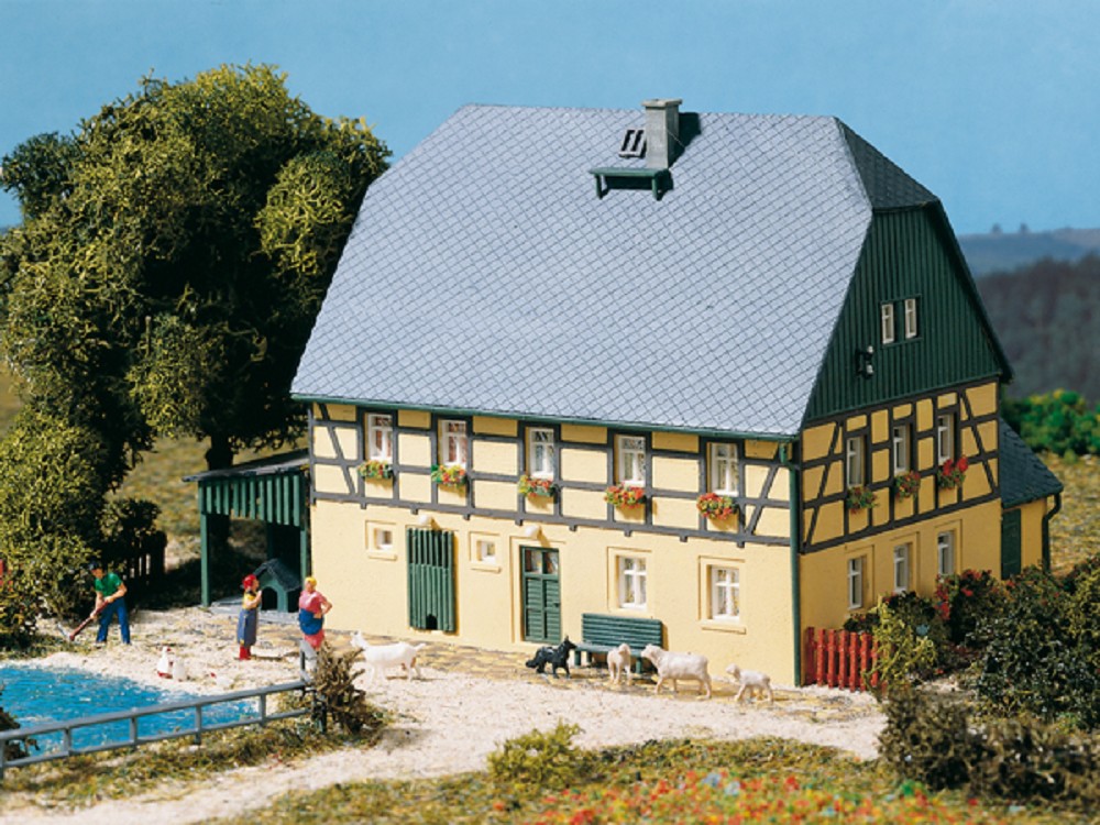 Auhagen 11359 Großes Bauernhaus mit Stall und Schauer