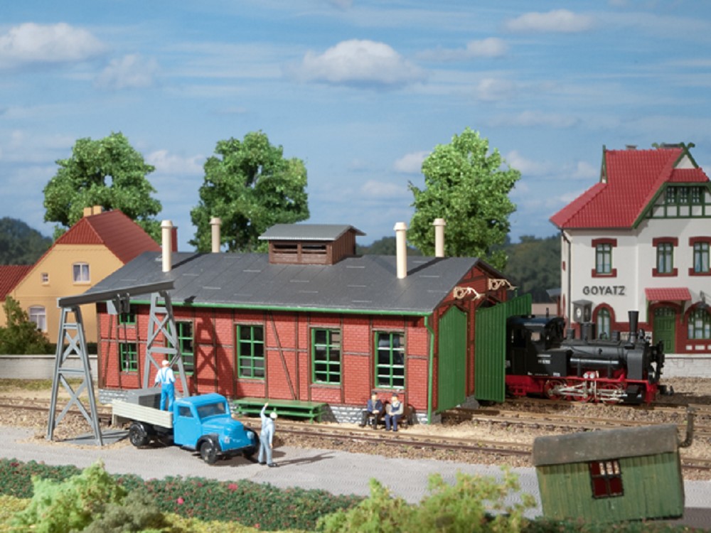 Auhagen 11355 Lokschuppen für Schmalspurbahnen mit Bockkran