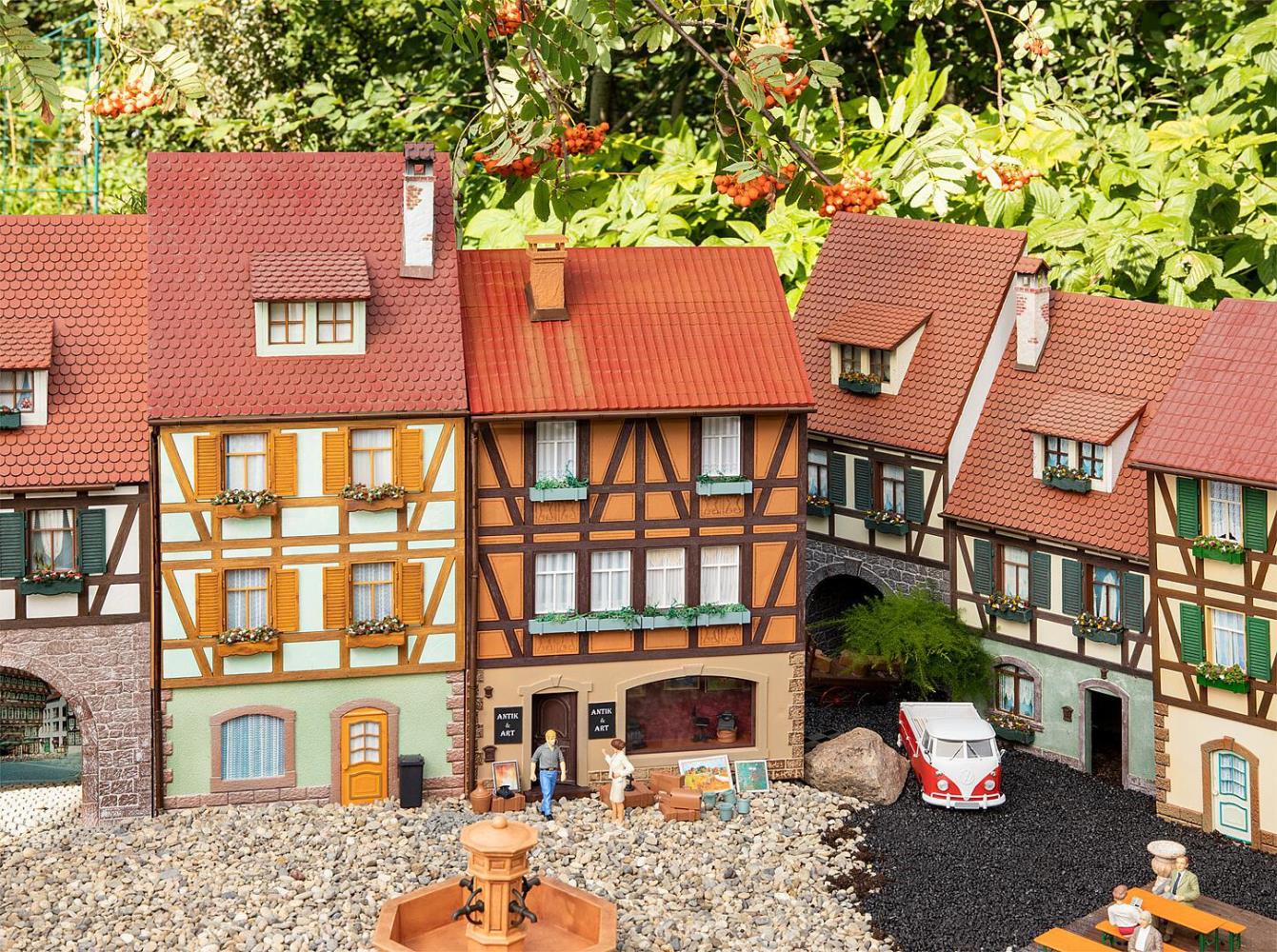 Pola 331769 Fachwerkhaus mit Schaufenster Reliefmodell Spur G