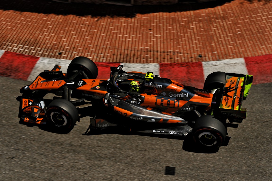 Minichamps 537262304 LANDO NORRIS 1000TH GP OF MCLAREN 1:18