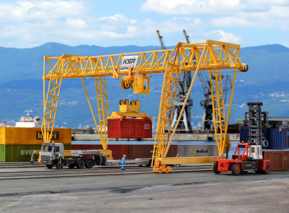 Kibri 38530 H0 DEMAG Containerkran