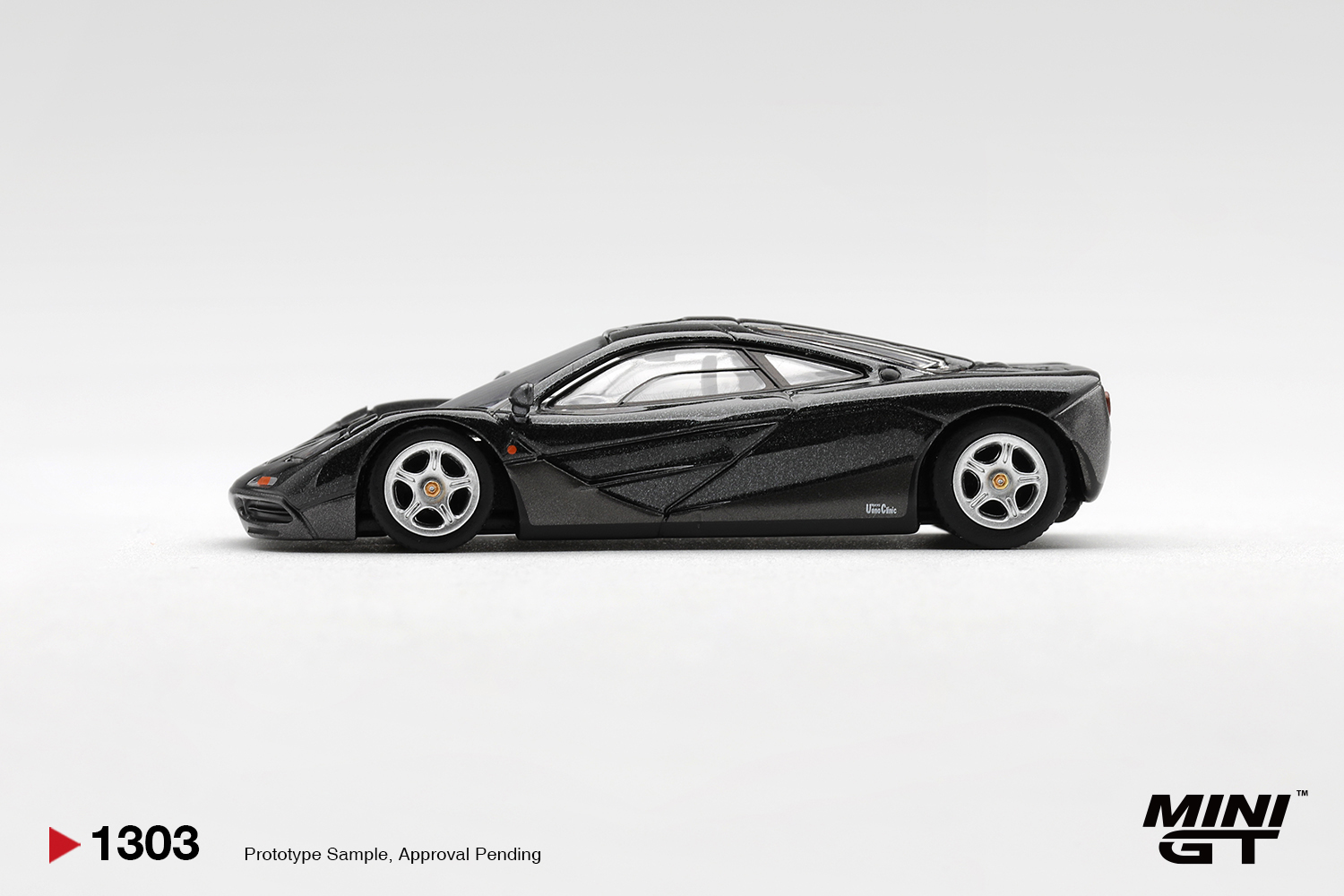 Mini GT 1303 1:64 MCLAREN F1 BLUE BLACK METALLIC 1993