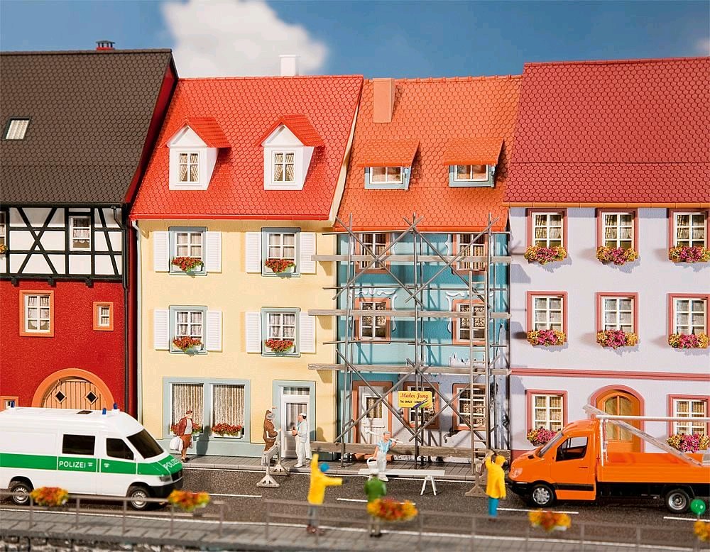 Faller 130494 2 Kleinstadthäuser mit Malergerüst 1:87 Spur H0 Bausatz Neu