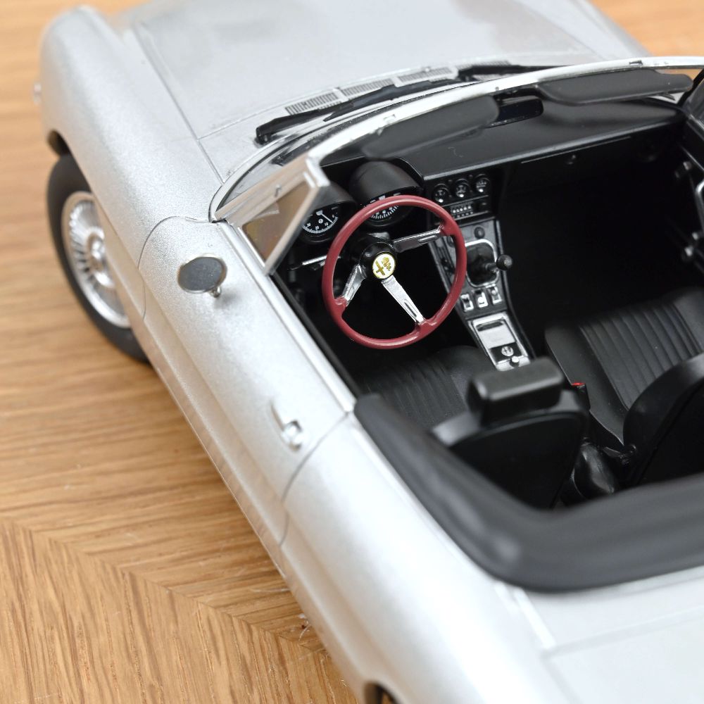 Norev 187884 Alfa Romeo 2000 Spider 1973 Silbergrau metallic 1:18