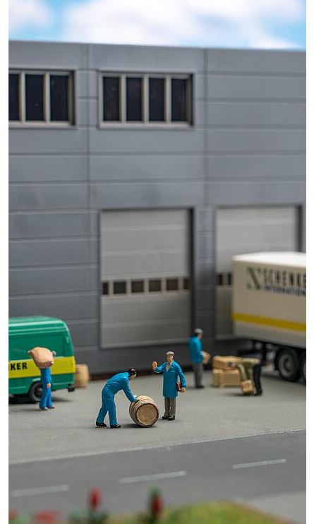 Faller 151609 Speditionsarbeiter mit Paketen und Fässern - 1:87 Spur H0