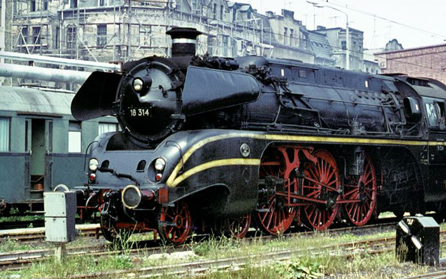 Arnold HN9077 DR, Dampflokomotive 18 314, kohlegefeuert, grün ohne Zierlin